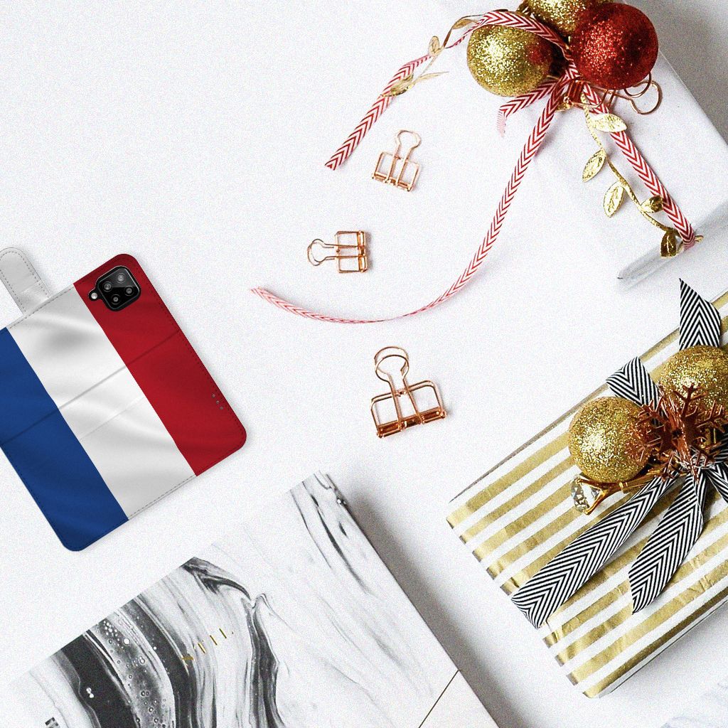 Samsung Galaxy A22 4G | M22 Bookstyle Case Nederlandse Vlag op een tafel met cadeaus en kerstdecoratie.