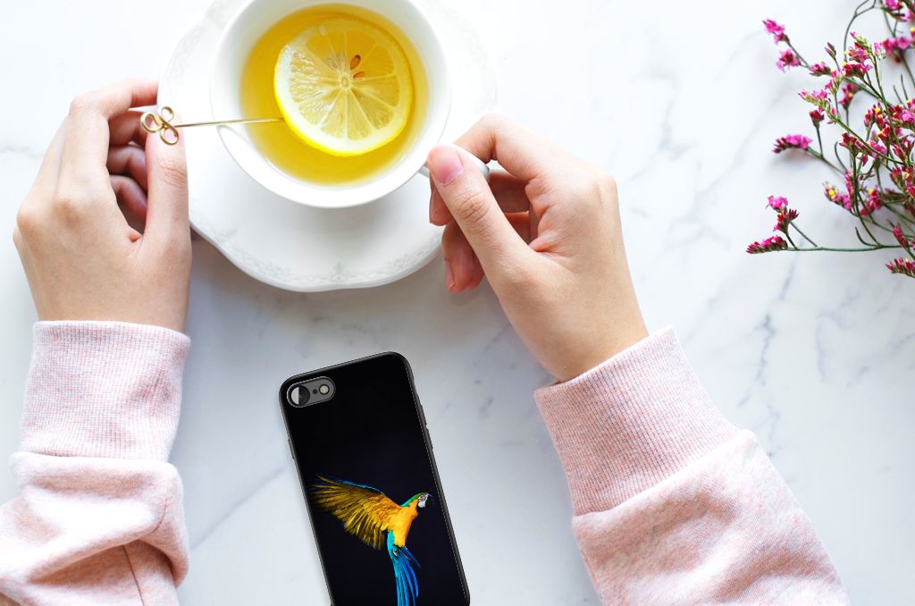 iPhone SE 2022 | SE 2020 | 7/8 Dierenprint Telefoonhoesje Papegaai met handen en een kopje thee.