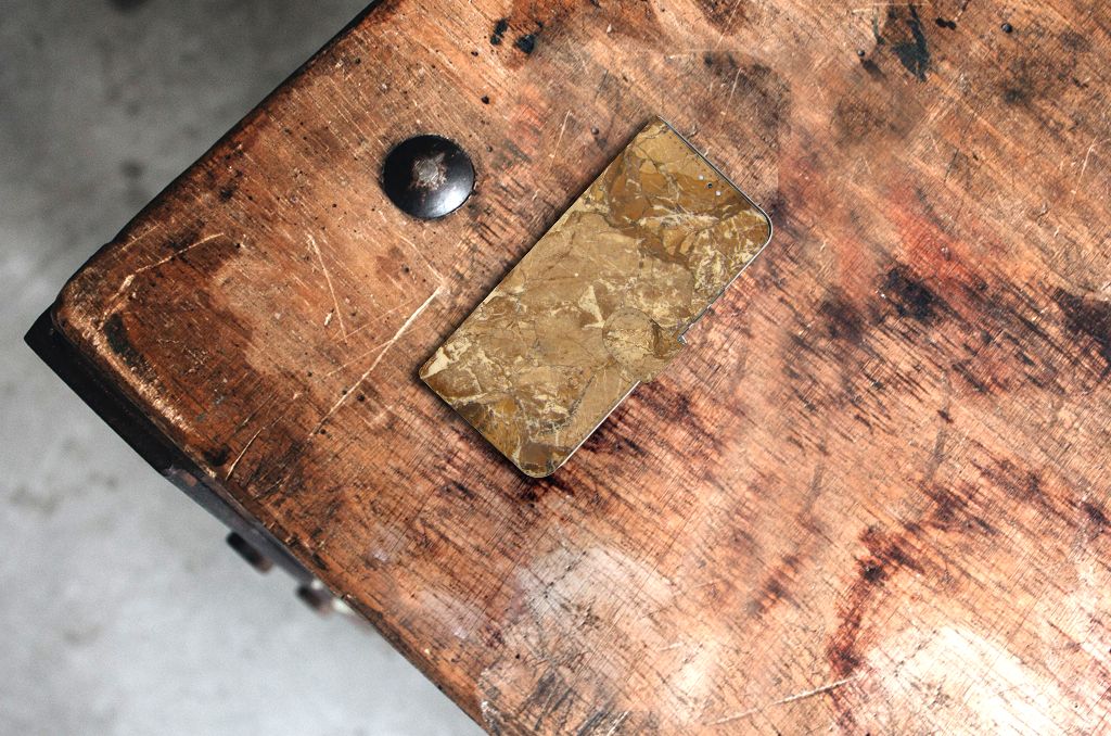 Samsung Galaxy S22 Plus Bookcase Marmer Creme op een houten tafel met een vintage uitstraling.