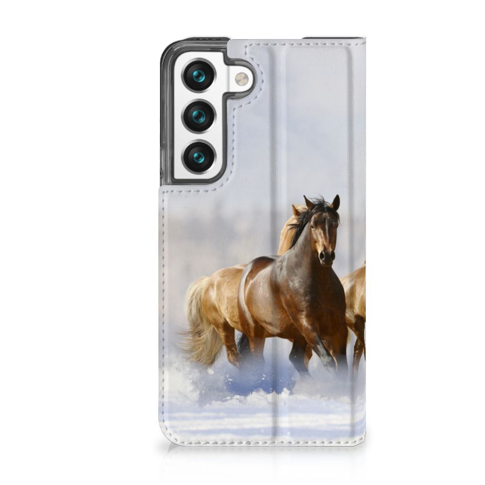 Samsung Galaxy S22 Hoesje maken Paarden met afbeelding van rennende paarden in de sneeuw.