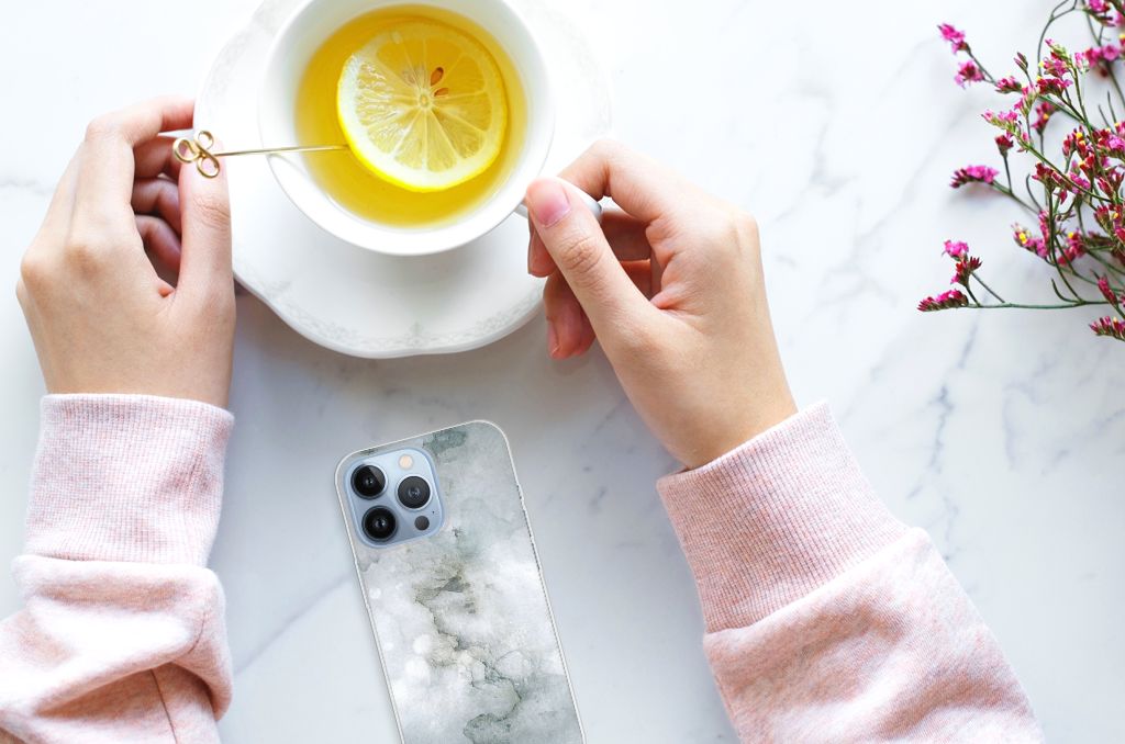 Hoesje maken Apple iPhone 13 Pro Painting Grey met een kopje thee en citroen op een marmeren tafel.