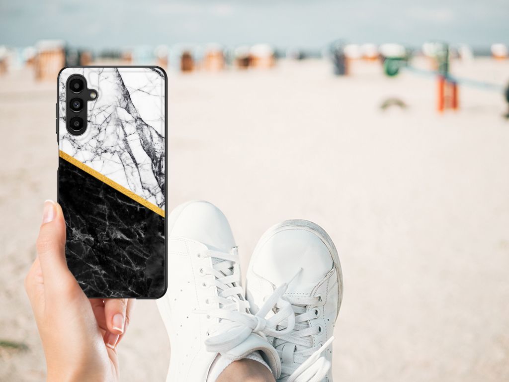 Samsung Galaxy A14 5G Marmeren Print Telefoonhoesje Marmer Wit Zwart - Origineel Cadeau Man in hand op strand