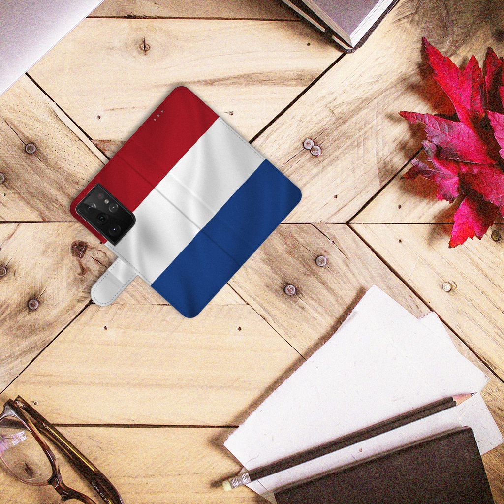 Samsung Galaxy S21 Ultra Bookstyle Case Nederlandse Vlag op een houten tafel met kantoorbenodigdheden.