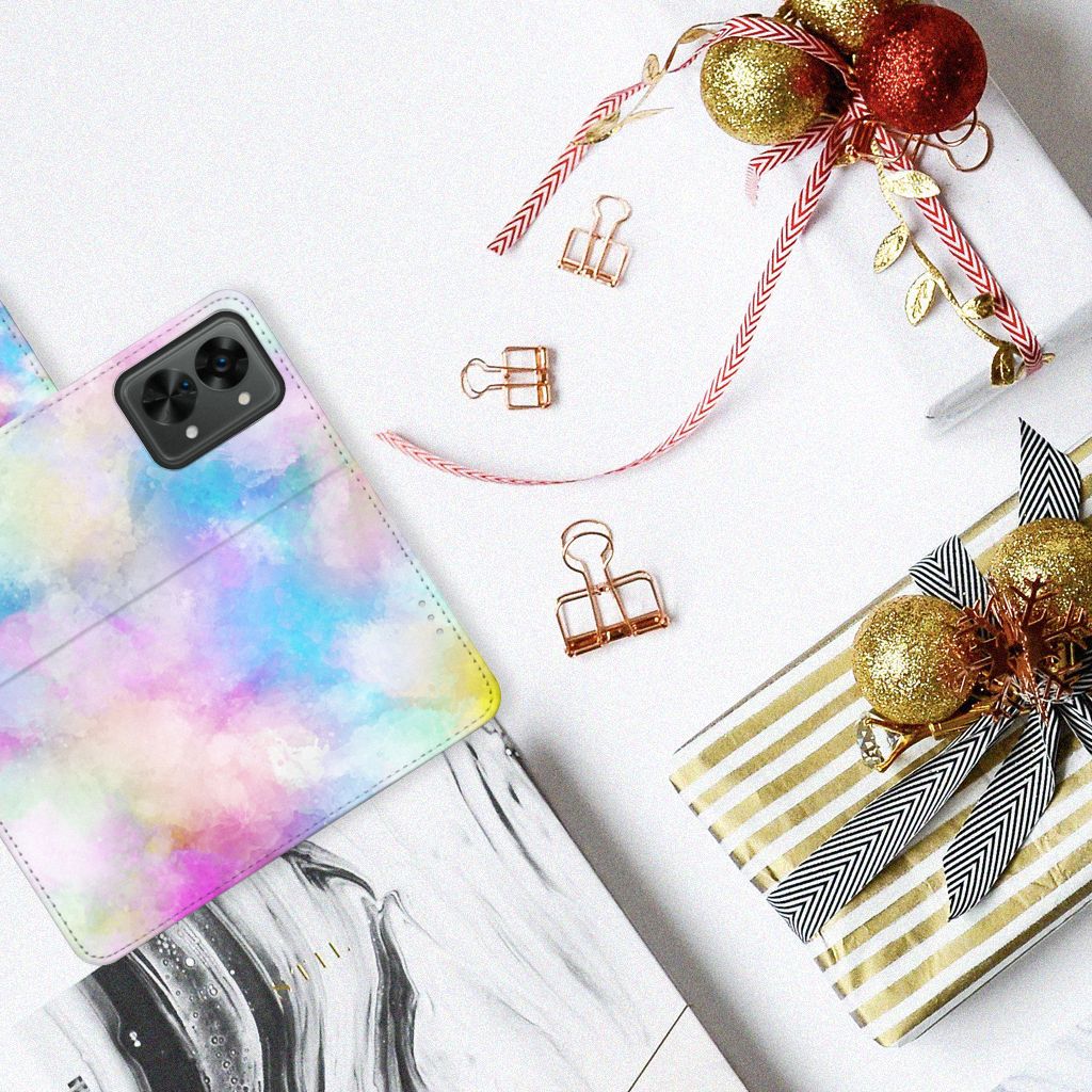 Hoesje OnePlus Nord 2T Watercolor Light op een tafel met geschenken en decoraties.