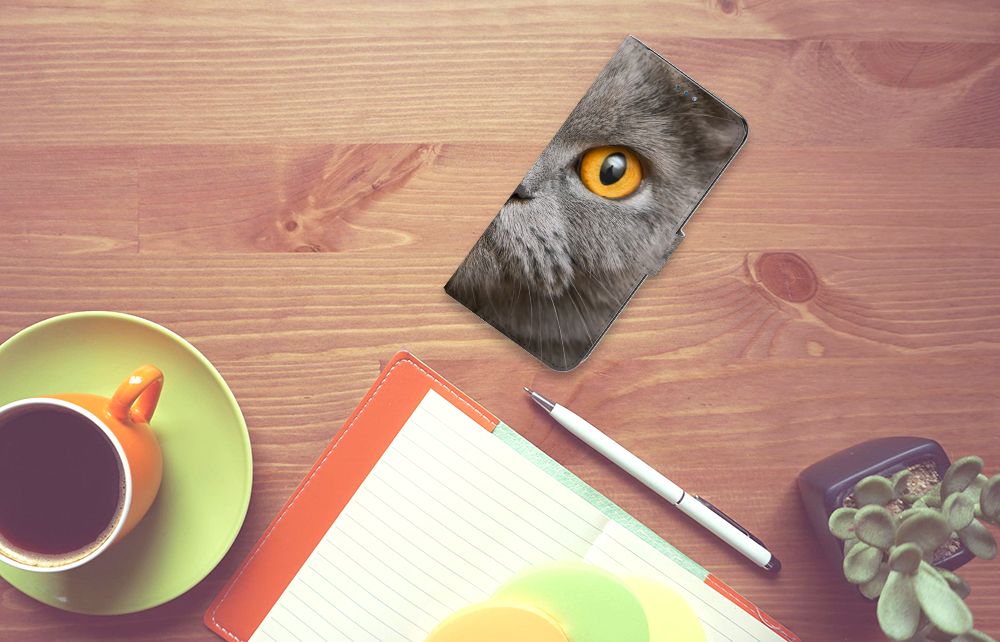 Telefoonhoesje met Pasjes OnePlus Nord N10 Britse Korthaar op een houten tafel met een kopje koffie.