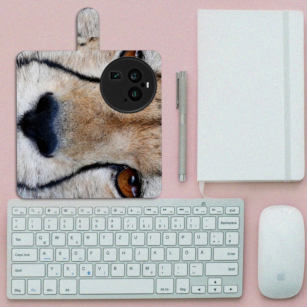 OPPO Find X6 Pro Telefoonhoesje met Pasjes Cheetah op een bureau met toetsenbord en notitieboek.