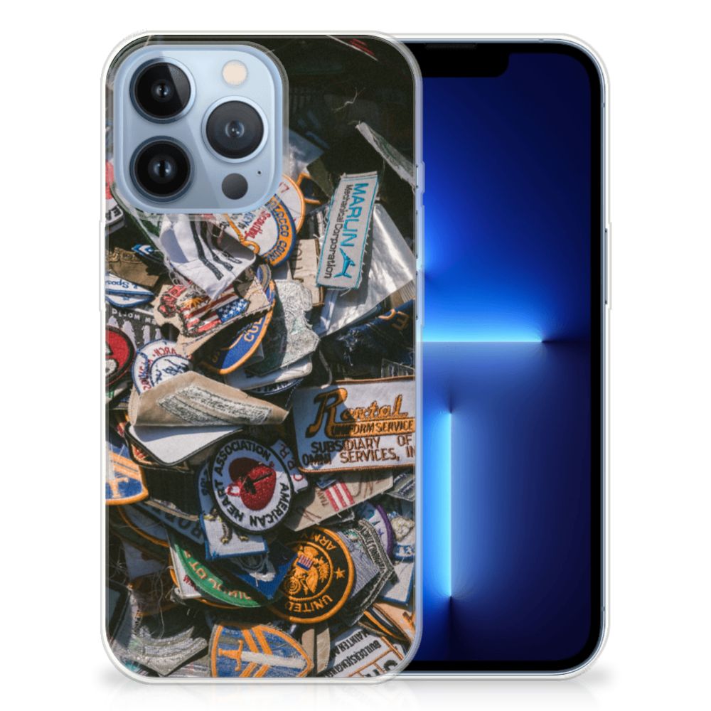 Apple iPhone 13 Pro Siliconen Hoesje met foto Badges met kleurrijke emblemen en badges op een zwart achtergrond.