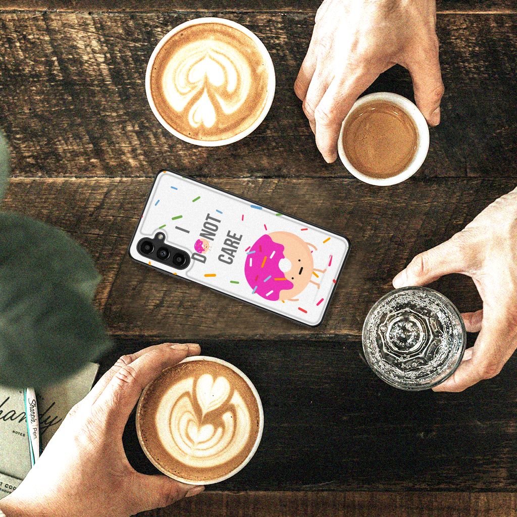 Samsung Galaxy A14 5G Back Cover Hoesje Donut Roze met koffie en een donut design op een houten tafel.