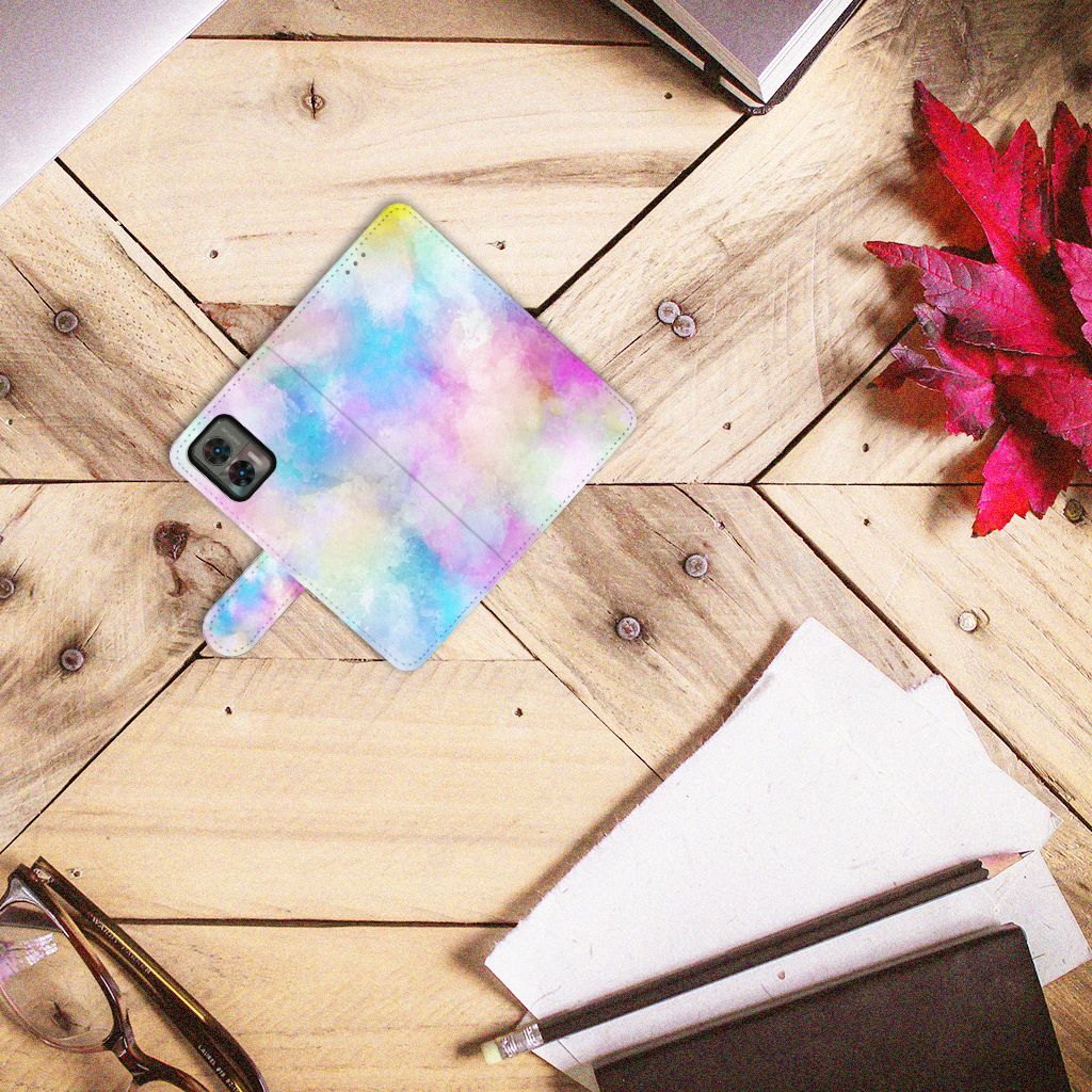 Hoesje Motorola Edge 30 Neo Watercolor Light met pastel kleuren op een houten tafel.