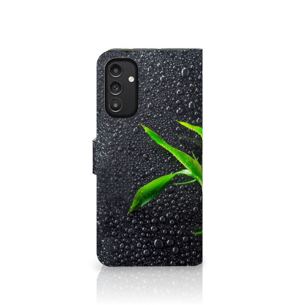 Samsung Galaxy A14 5G Hoesje Orchidee met waterdruppels en groene bladeren op zwarte achtergrond.