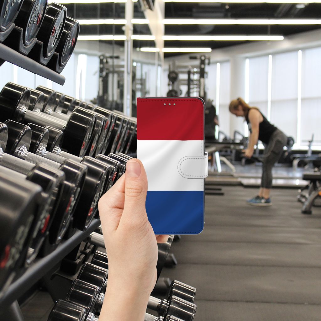 Sony Xperia 10 IV Bookstyle Case Nederlandse Vlag in hand voor gewichten in sportschool.