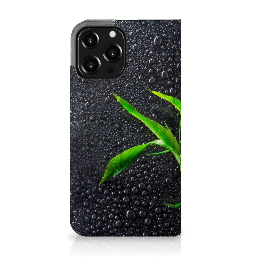 iPhone 13 Pro Max Smart Cover Orchidee met groene bladeren op een zwarte achtergrond, ideaal voor elegantie en bescherming.