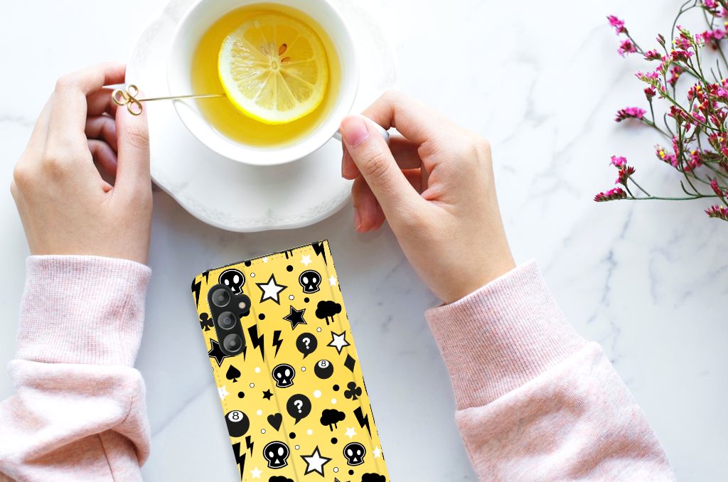 Mobiel BookCase Samsung Galaxy A14 4G Punk Geel met zwart-witte iconen en een kopje thee met citroen.