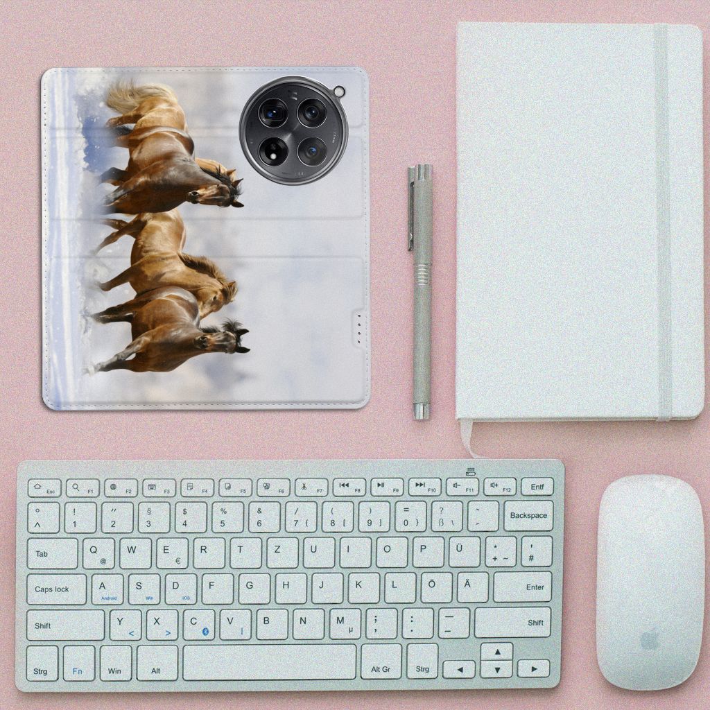 OnePlus 12 Hoesje maken Paarden met paardenprint op een bureau met toetsenbord en notitieboek.