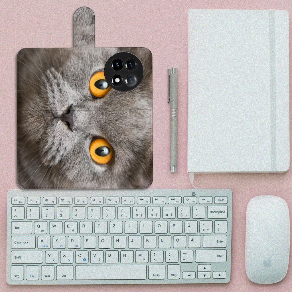 Telefoonhoesje met Pasjes OnePlus 11 Britse Korthaar met indrukwekkende kattenafbeelding op een bureau