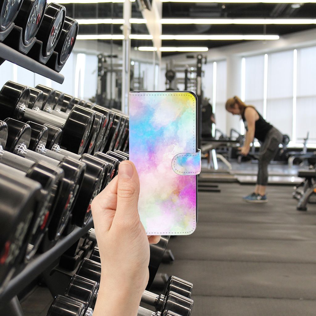 Hoesje Motorola Moto G72 Watercolor Light in hand, gepresenteerd in sportschool met halters op de achtergrond.