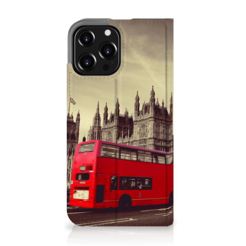 iPhone 13 Pro Max Book Cover Londen met rode Engelse bus en historische gebouwen op achtergrond.