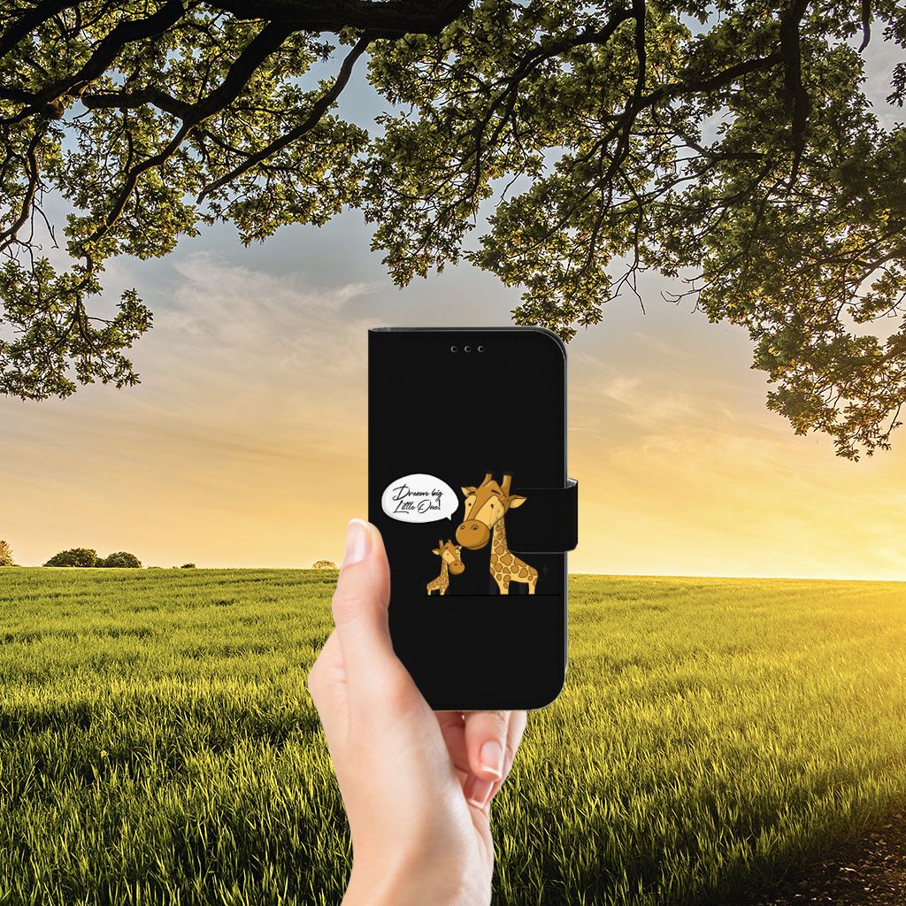 Apple iPhone 13 Leuk Hoesje Giraffe met schattige giraffen op een zwart design in een natuurlijke omgeving.