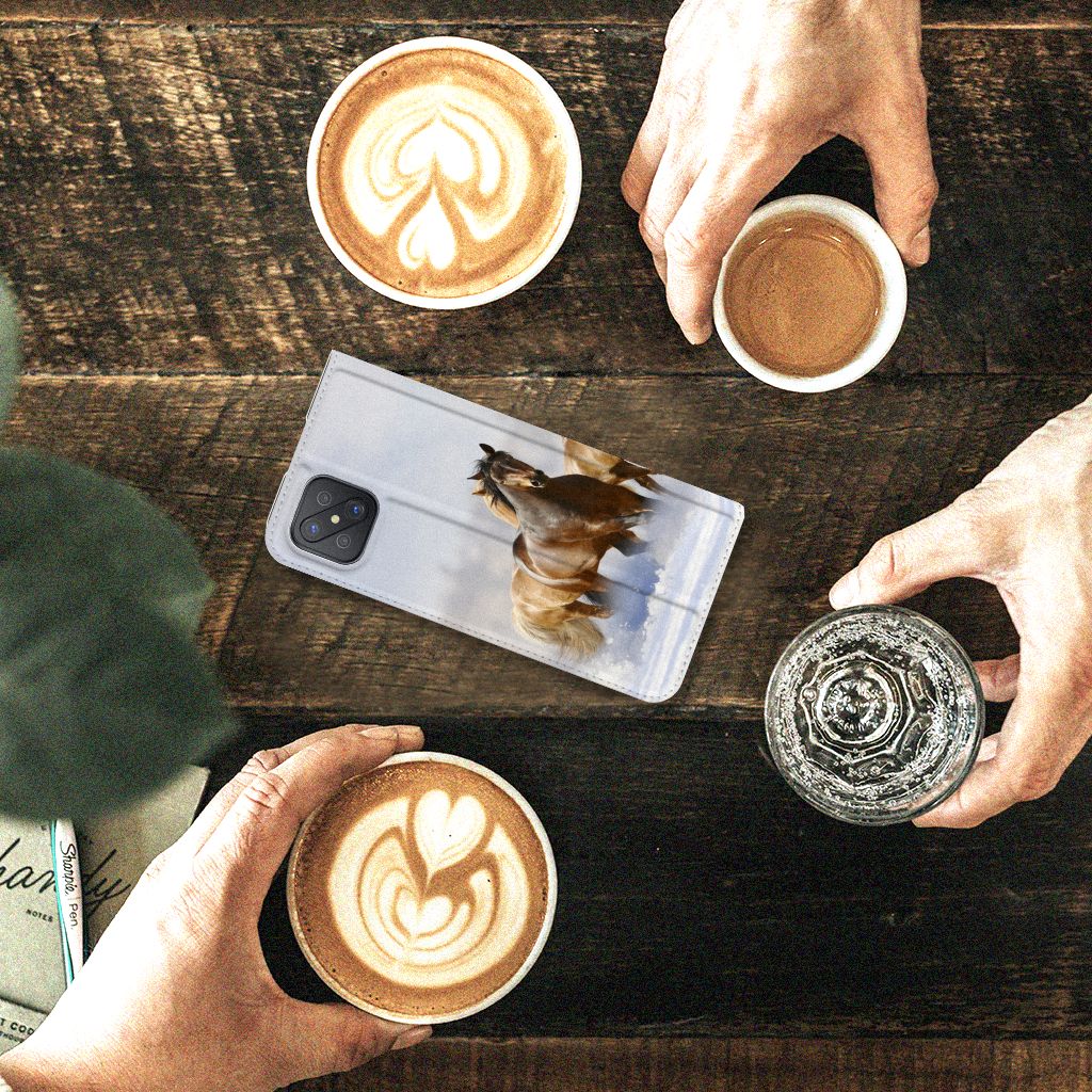 OPPO Reno4 Z 5G Hoesje maken Paarden met paardenprint op tafel naast koffiekopjes.