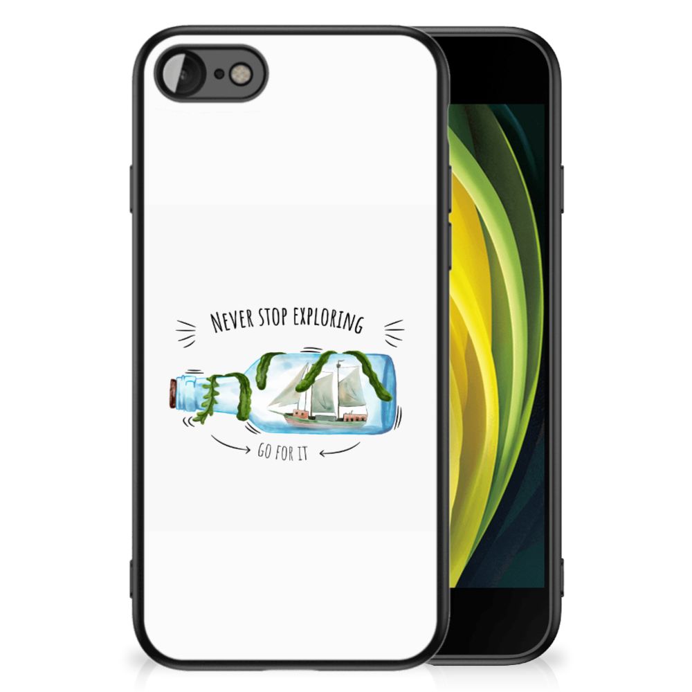 iPhone SE 2022 | SE 2020 | 7/8 Hoesje Boho Bottle met ontwerp "Never Stop Exploring" op een zwarte case.