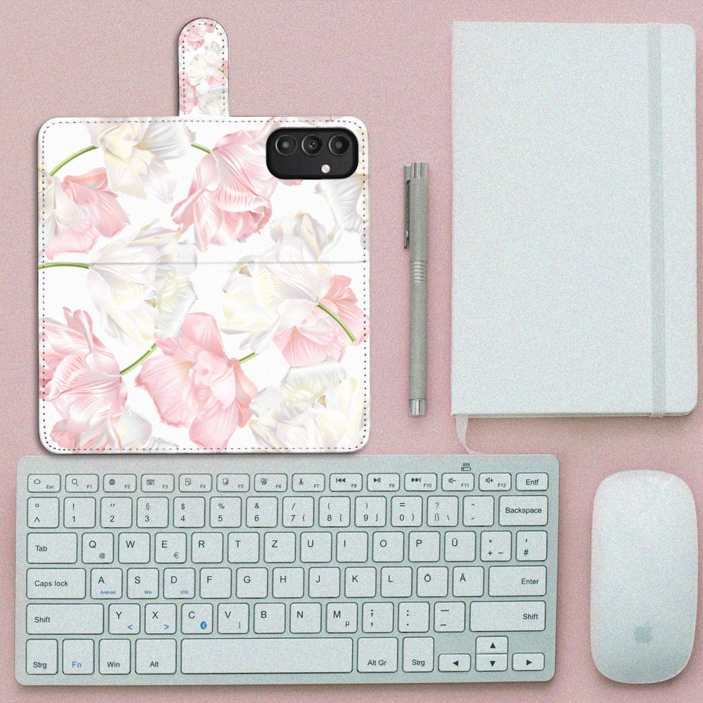 Samsung Galaxy A14 4G Hoesje Lovely Flowers op een bureau met toetsenbord en notitieboek.
