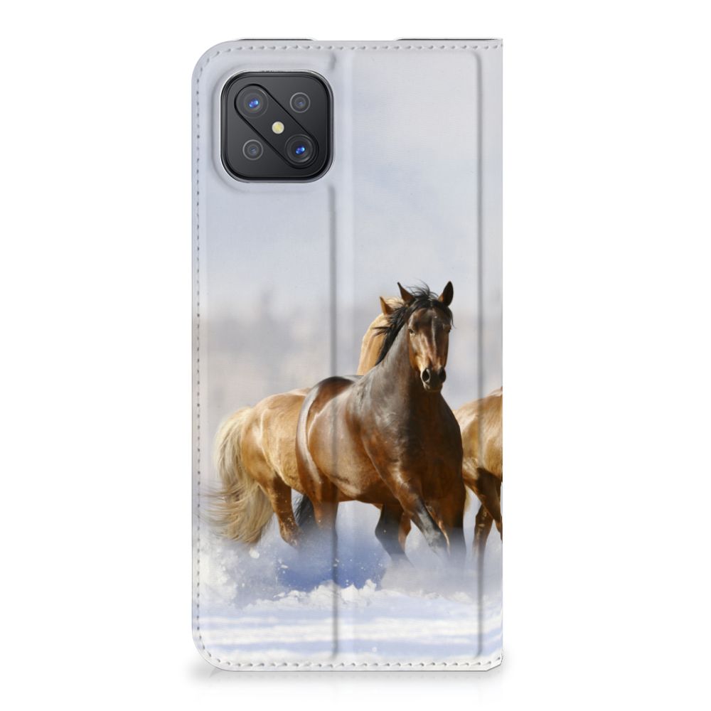 OPPO Reno4 Z 5G Hoesje maken Paarden met prachtige afbeelding van rennende paarden in een natuurlijke omgeving.