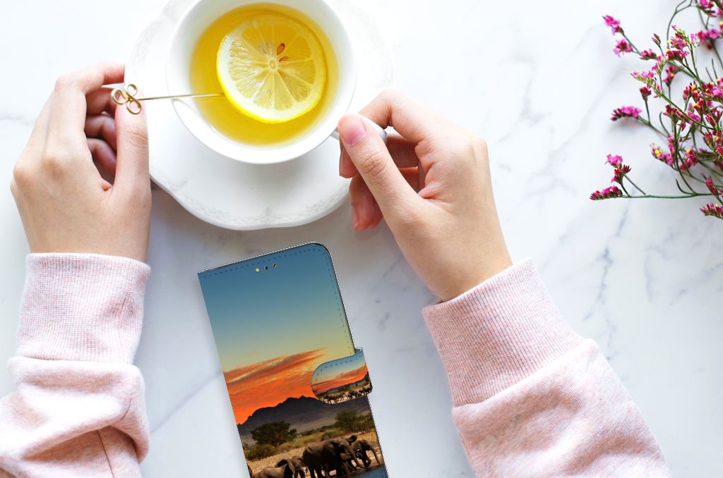 Samsung Galaxy A14 5G Telefoonhoesje met Pasjes Olifanten met olifanten onder rode lucht en een kopje thee.