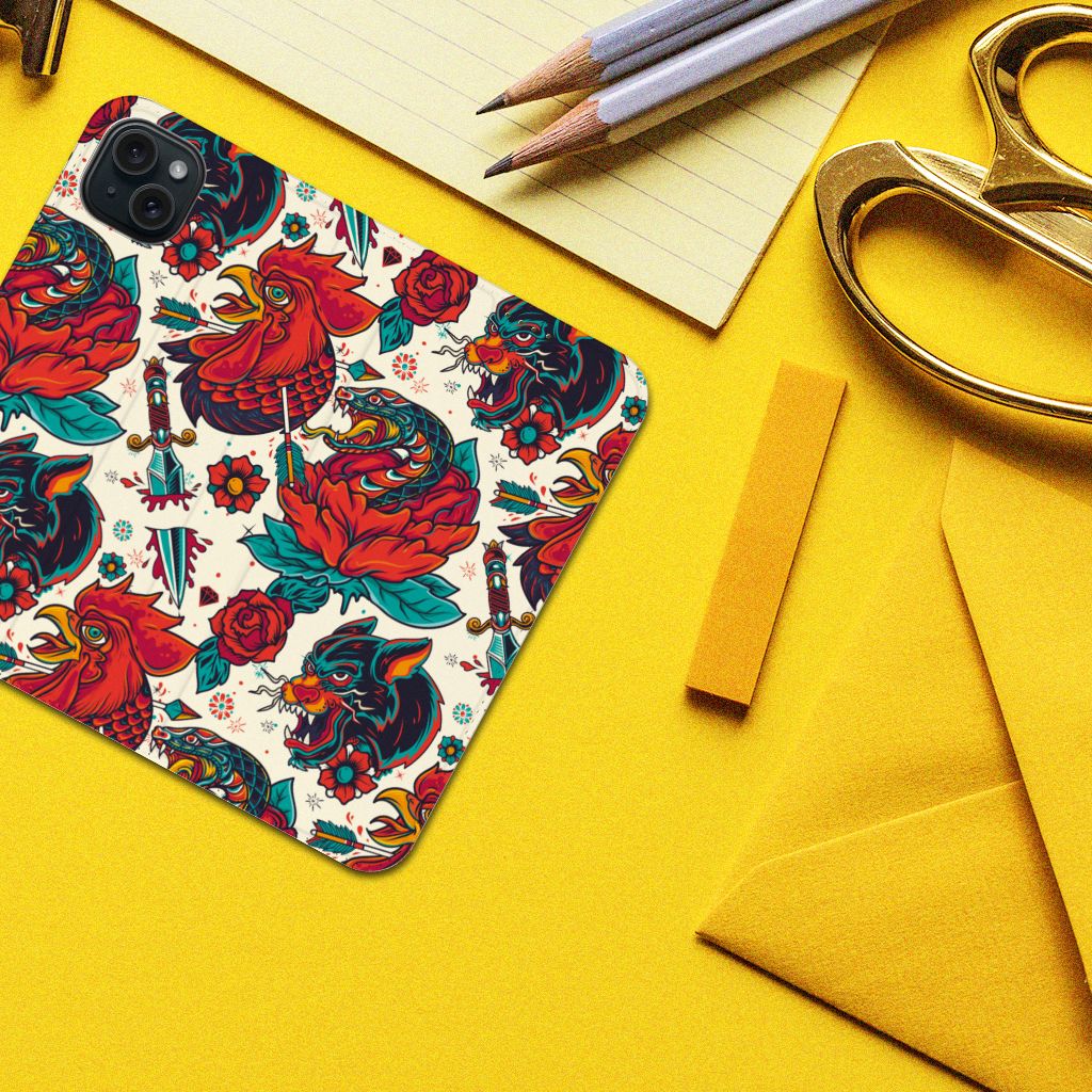 Stand Case voor iPhone 15 Plus Old Skool met vintage tatoeage ontwerp van rozen en dieren.