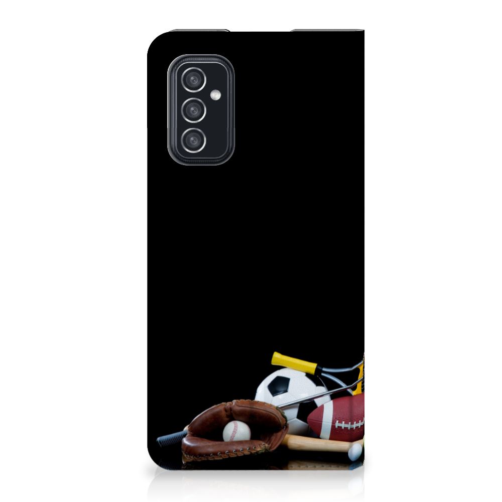 Samsung Galaxy M52 Hippe Standcase Sports met verschillende sportuitrustingen zoals tennis- en voetbalsport.
