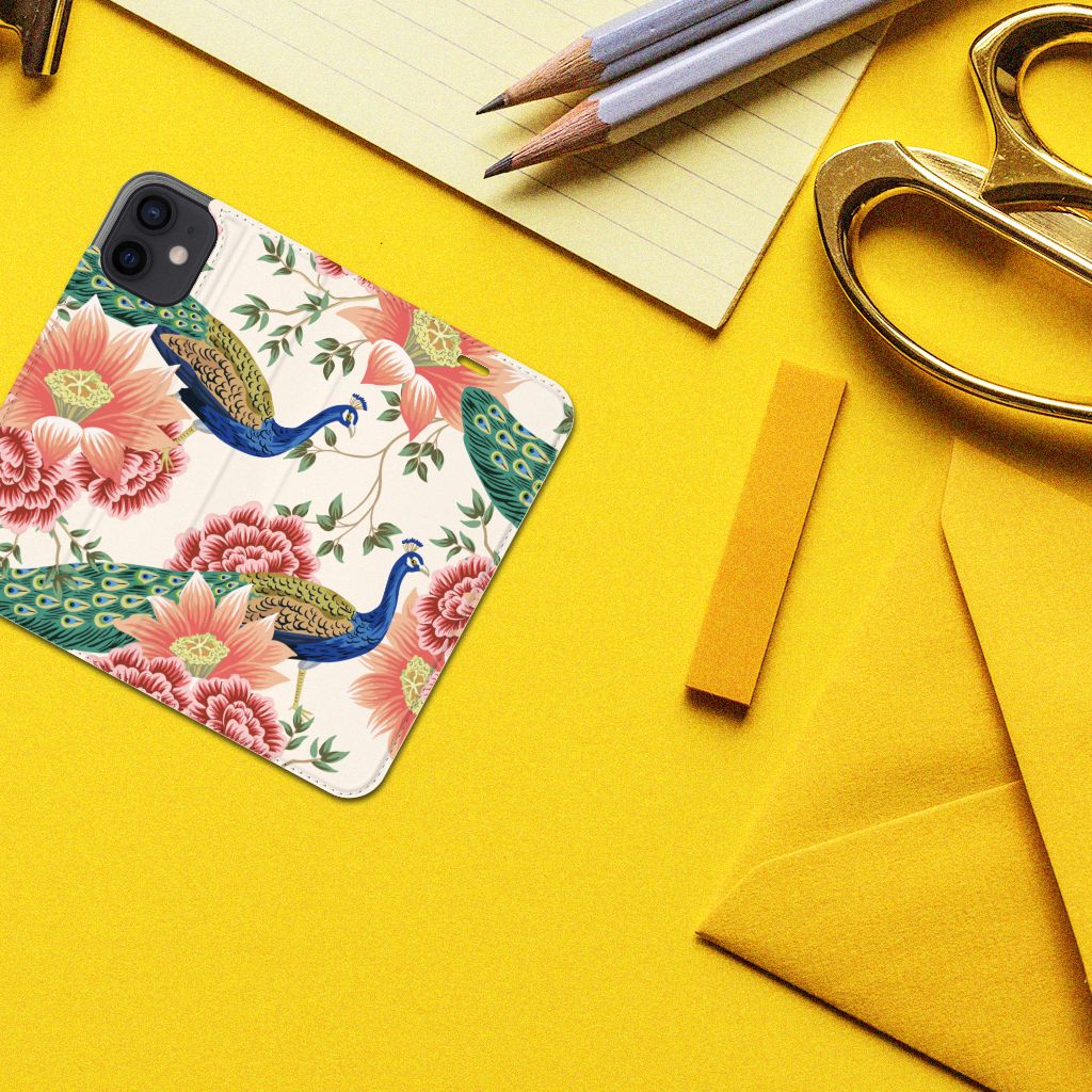 Hoesje maken voor iPhone 12 Mini Pink Peacock met pauwen en bloemen in levendige kleuren.