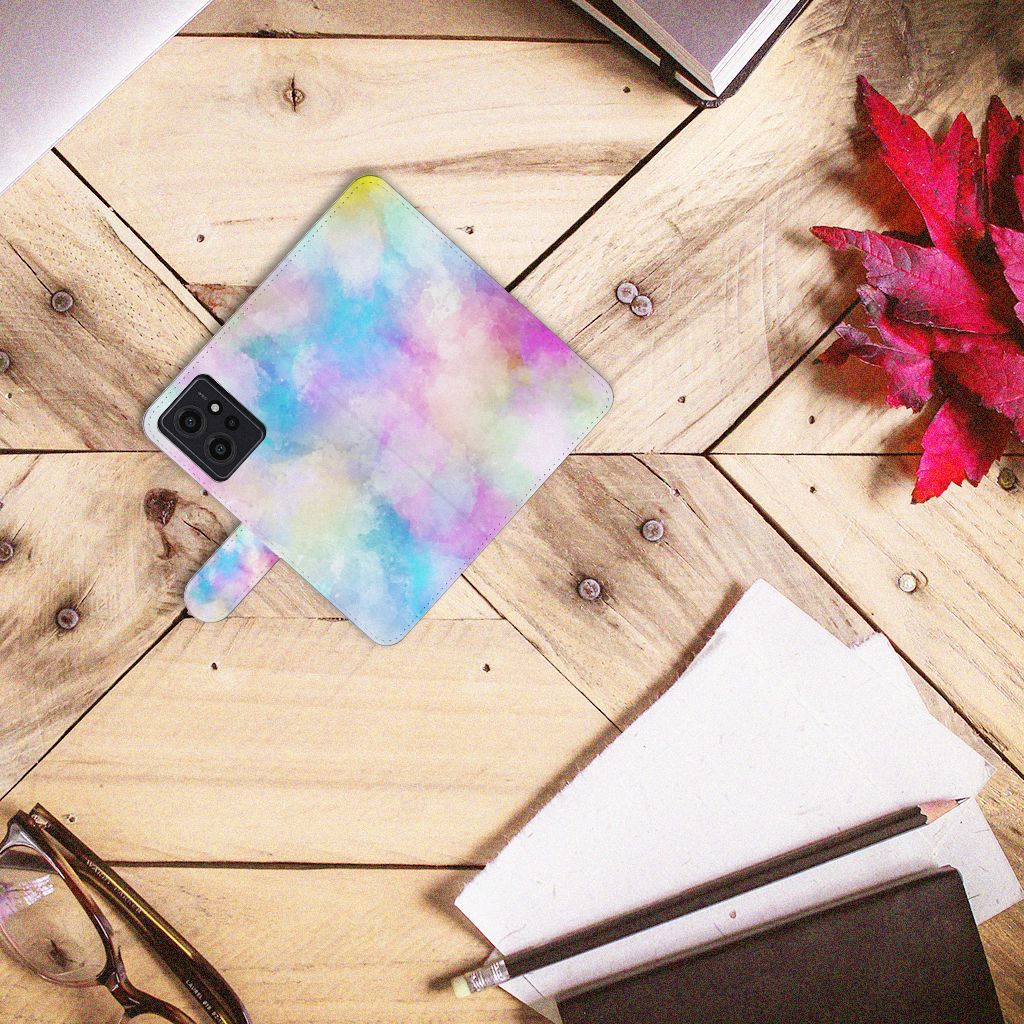 Hoesje Xiaomi Redmi Note 12 4G Watercolor Light op een houten tafel met kantoorbenodigdheden.