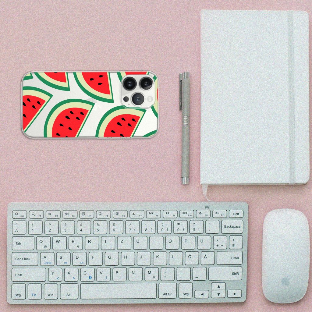 iPhone 13 Pro Max Siliconen Case Watermelons met een schattig meloenontwerp op een bureau met een toetsenbord en notitieboek.