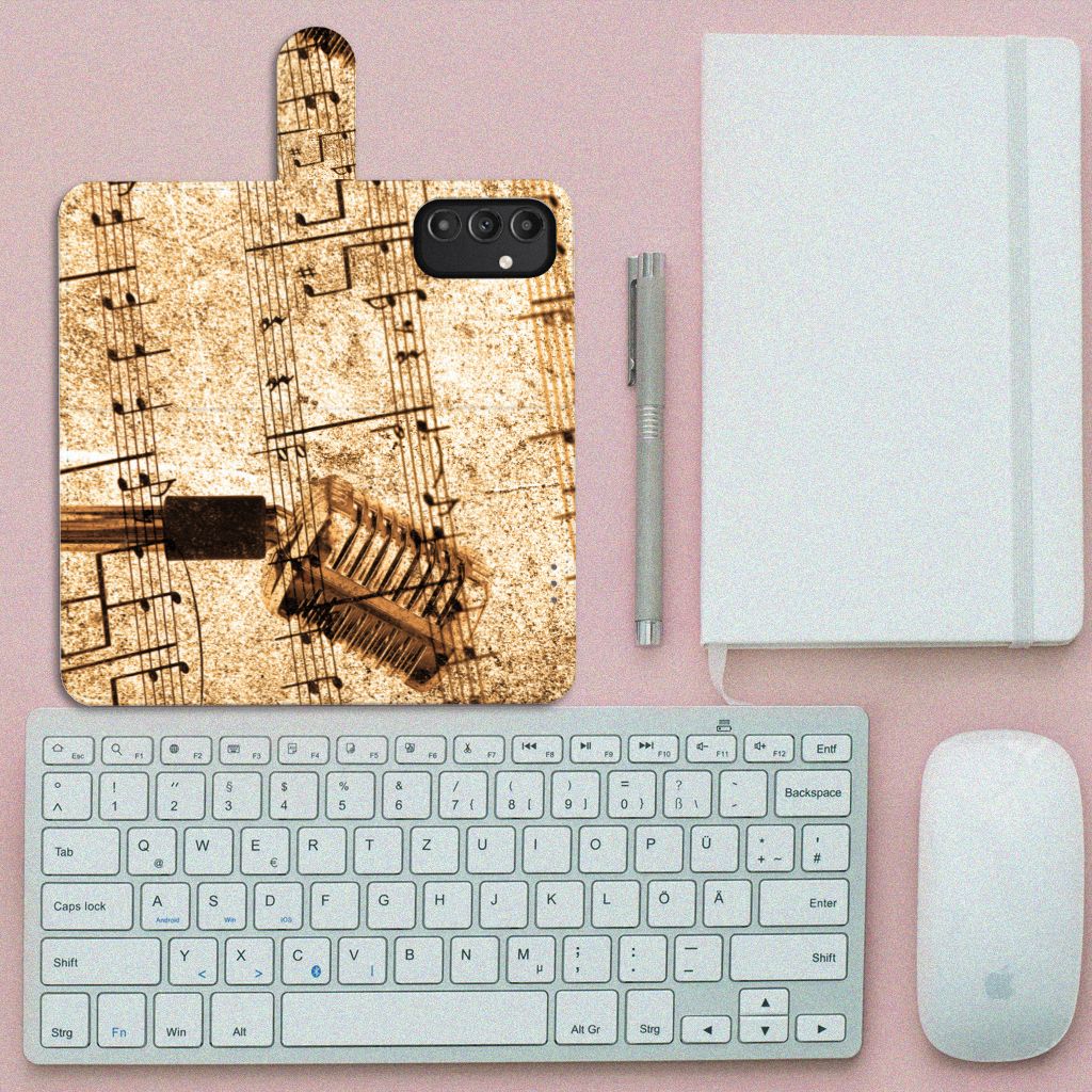 Samsung Galaxy A14 5G Telefoonhoesje met foto Bladmuziek op een bureau met toetsenbord en notitieboek.