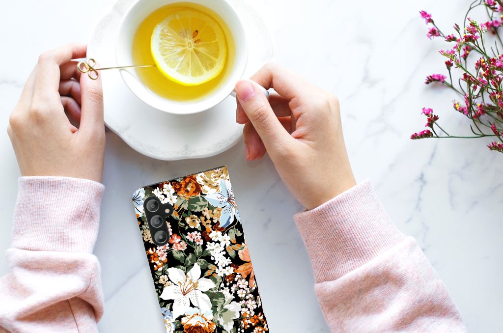 Smart Cover voor Samsung Galaxy A14 4G Dark Flowers met bloemenprint naast een warm drankje.