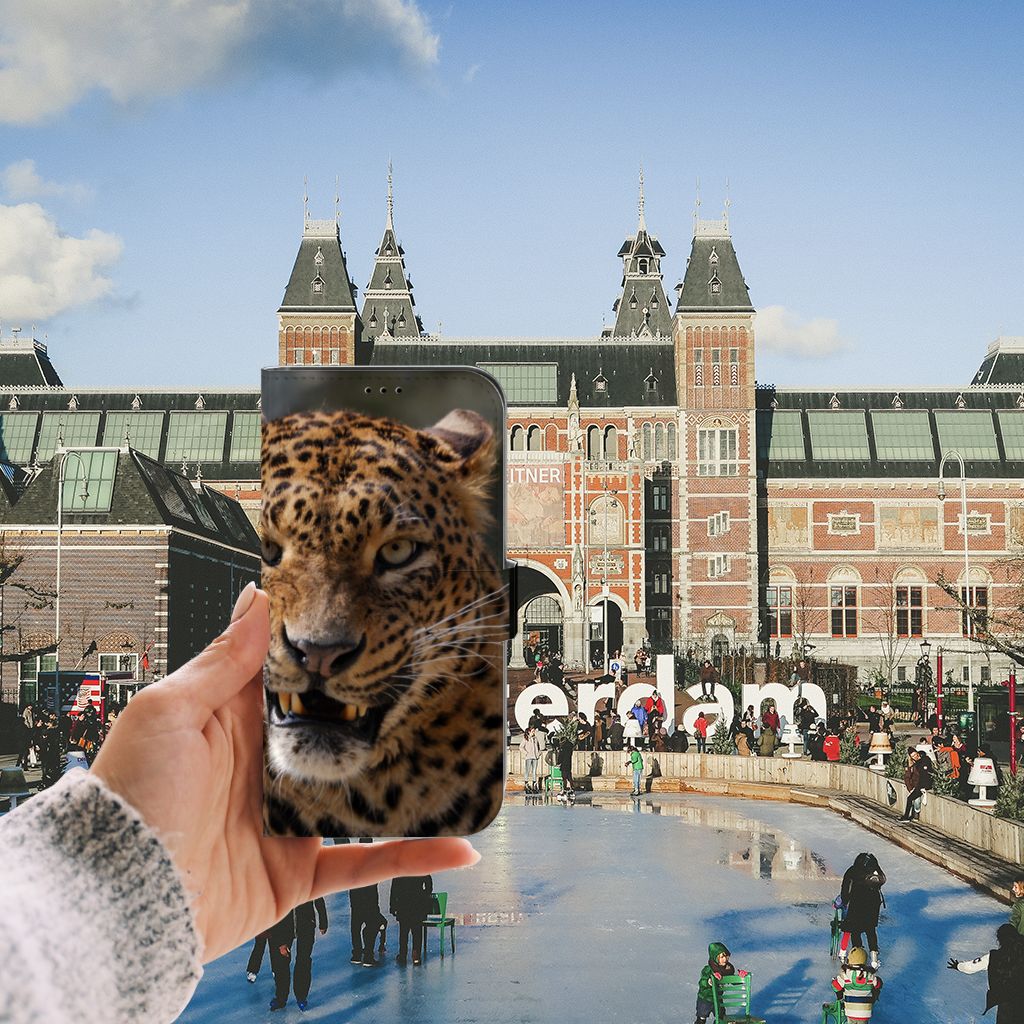iPhone 13 Pro Max Telefoonhoesje met Pasjes Luipaard afgebeeld in Amsterdam met een luipaard ontwerp.