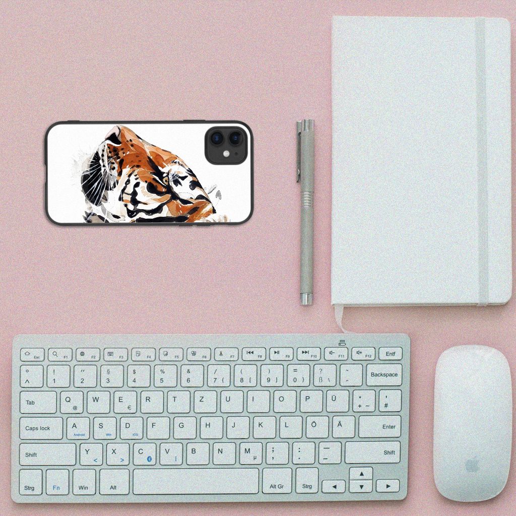 Kleurrijke Telefoonhoesje iPhone 11 Watercolor Tiger op een bureau met toetsenbord en notitieboek.