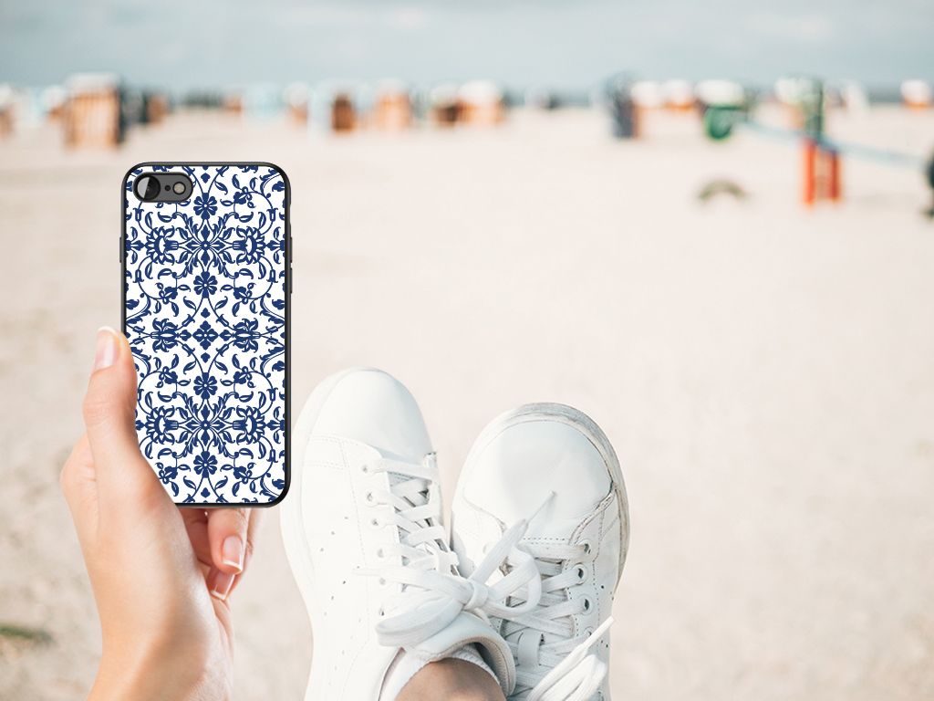 iPhone SE 2022 | SE 2020 | 7/8 Bloemen Hoesje Flower Blue in hand with beach background