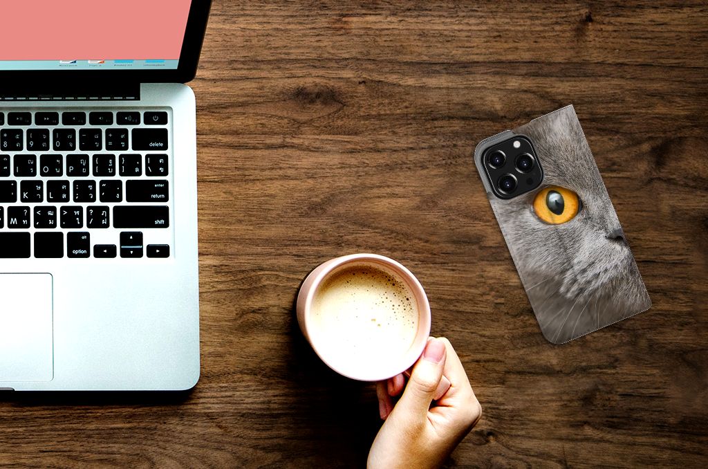 Hoesje maken iPhone 13 Pro Britse Korthaar met opvallende kattenoog op bureau met laptop en koffie🍵.