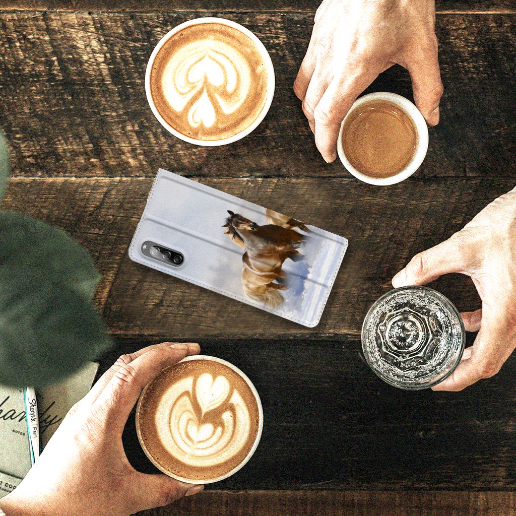 Sony Xperia L4 Hoesje maken Paarden op een tafel met koffie en water, perfect voor paardenliefhebbers.