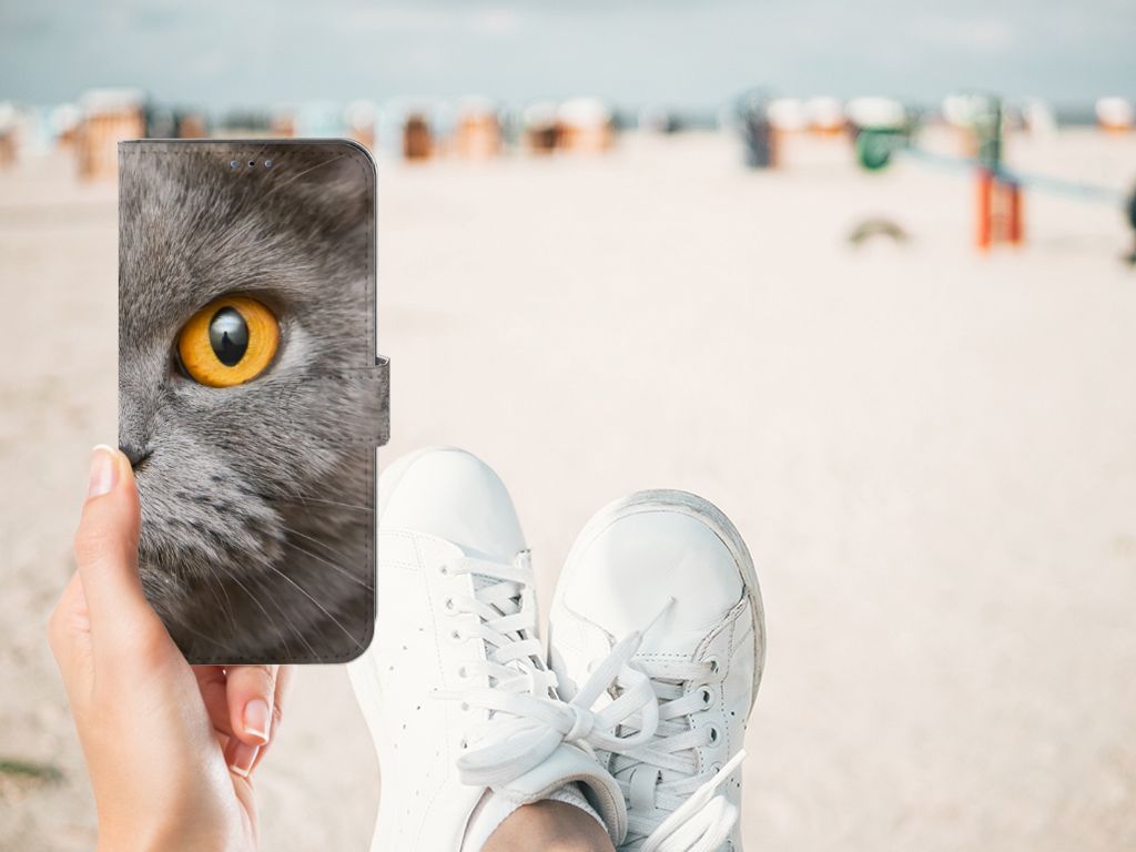 Telefoonhoesje met Pasjes Samsung Galaxy A03s Britse Korthaar in hand op het strand met sneakers.