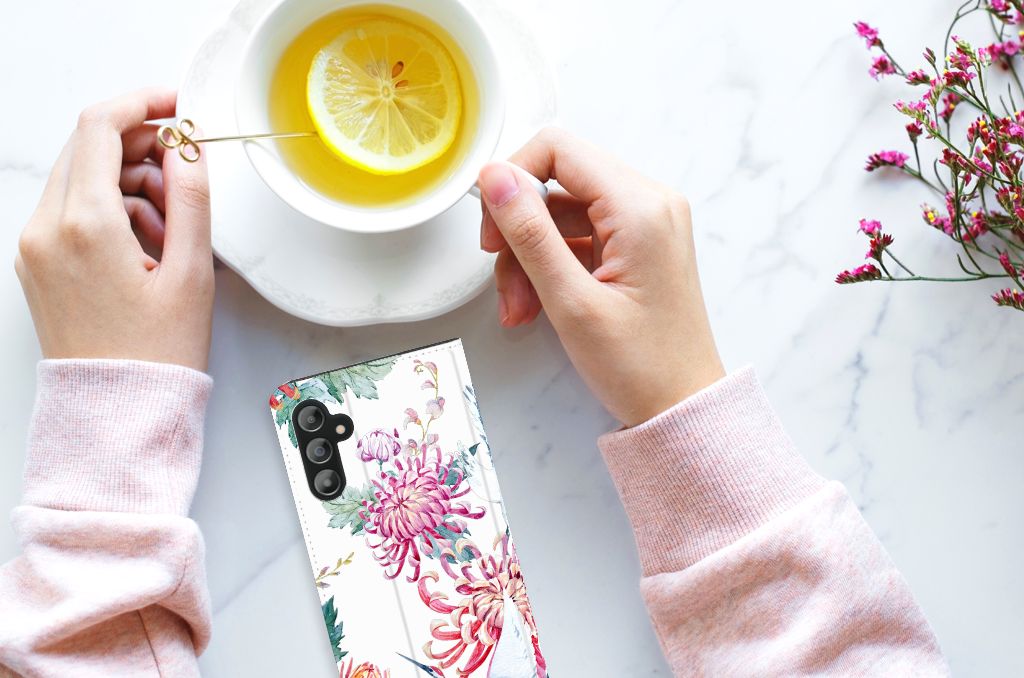 Samsung Galaxy A14 4G Hoesje maken Bird Flowers met bloemenpatroon naast een kopje thee.