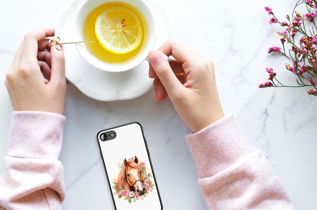 Dierenprint Telefoonhoesje voor iPhone SE 2022 | SE 2020 | 7/8 Paard met bloemen op een tafel naast een kop thee.