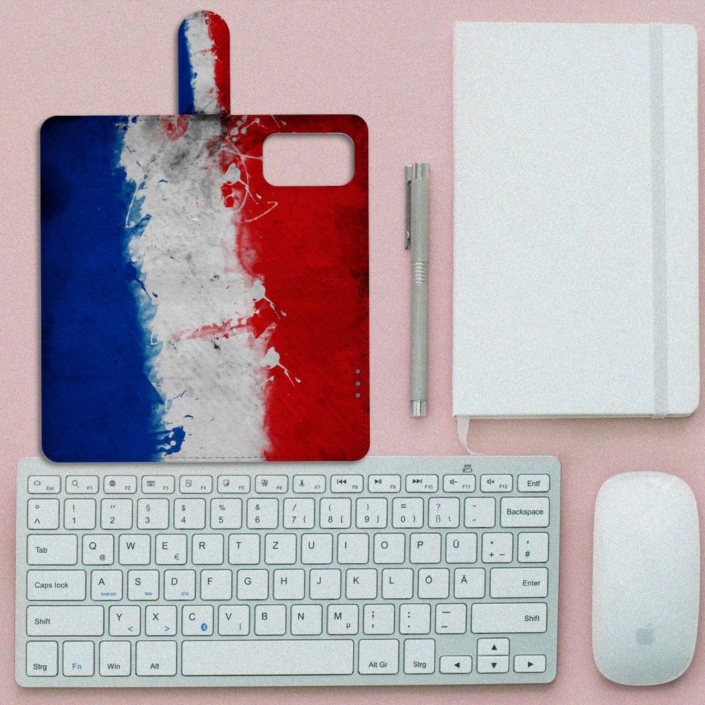 OnePlus 9 Pro Bookstyle Case Nederland met artistiek ontwerp van de Nederlandse vlag op een bureau.