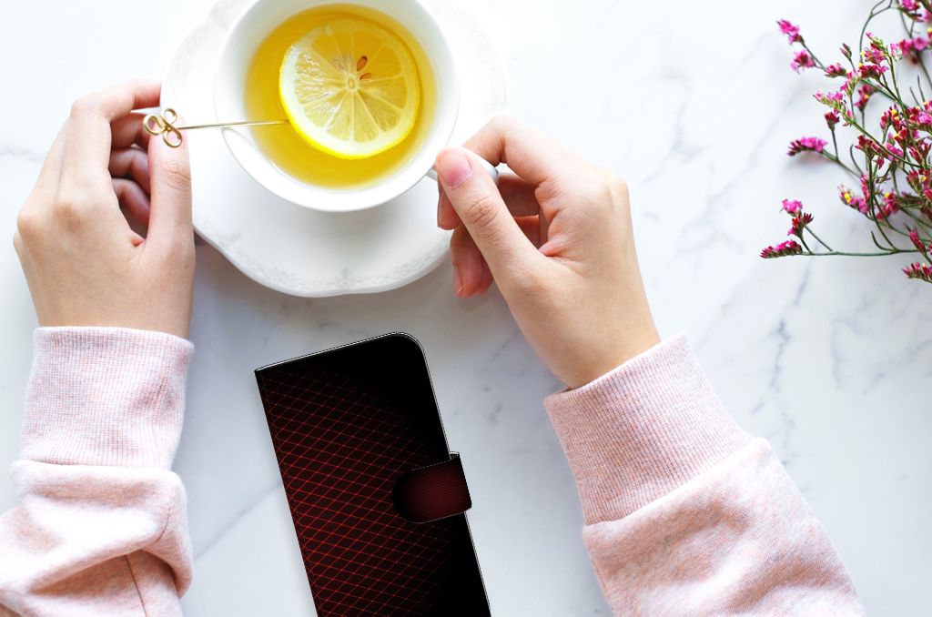 iPhone 15 Telefoon Hoesje Geruit Rood met thee en schijfje citroen op tafel