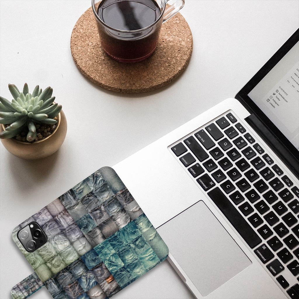 Wallet Case met Pasjes iPhone 13 Pro Max Spijkerbroeken op een bureau met laptop en plant
