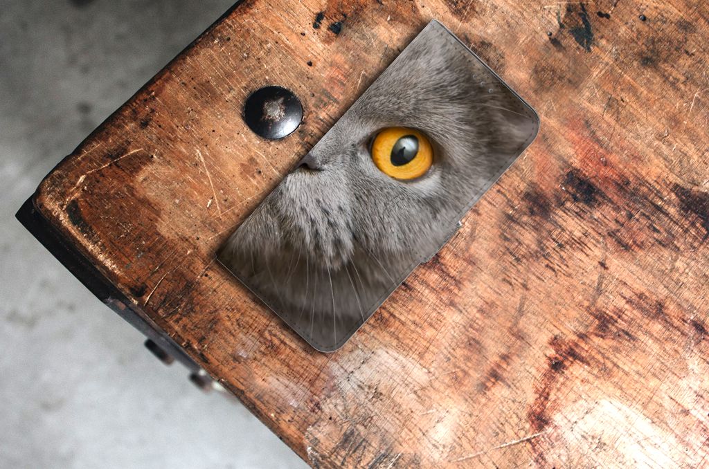 Telefoonhoesje met Pasjes Samsung Galaxy S21 Plus Britse Korthaar met kattenoog op houten tafel.