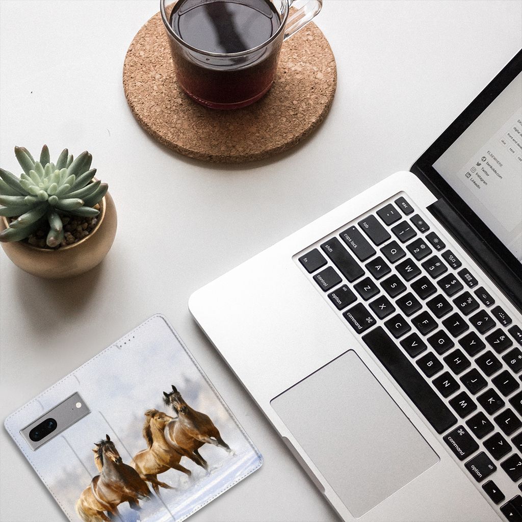 Google Pixel 7 Hoesje maken Paarden met paardenprint naast een laptop en een kopje thee.