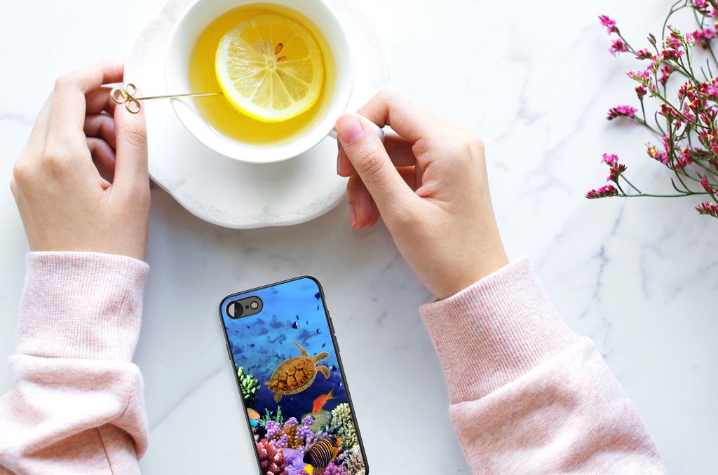 iPhone SE 2022 | SE 2020 | 7/8 Dierenprint Telefoonhoesje Vissen met oceaan design en hand met thee.