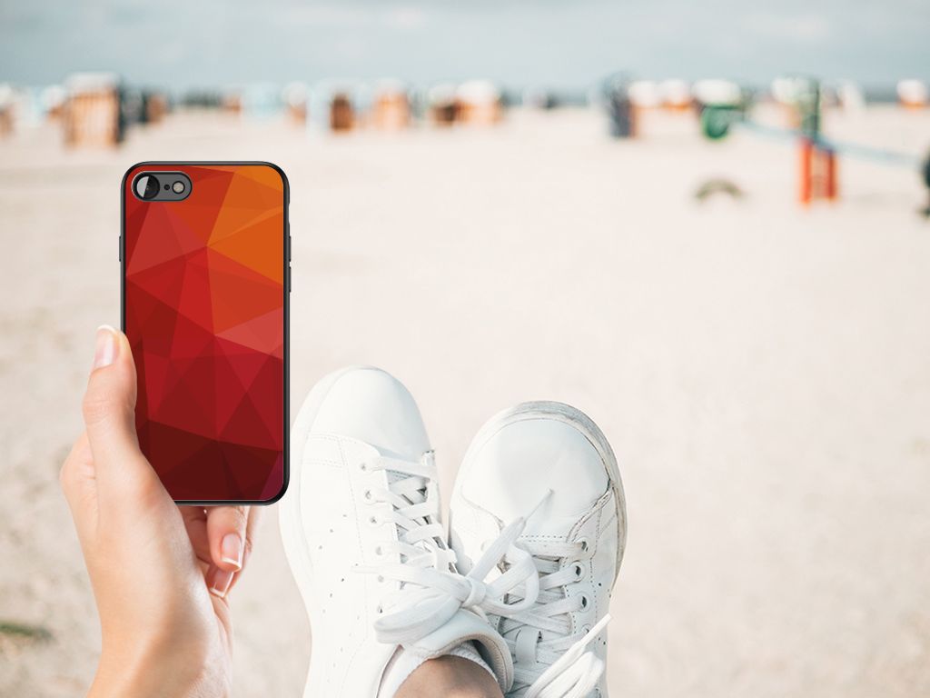Backcover voor iPhone SE 2022 | SE 2020 | 7/8 Polygon Red in hand op een strand