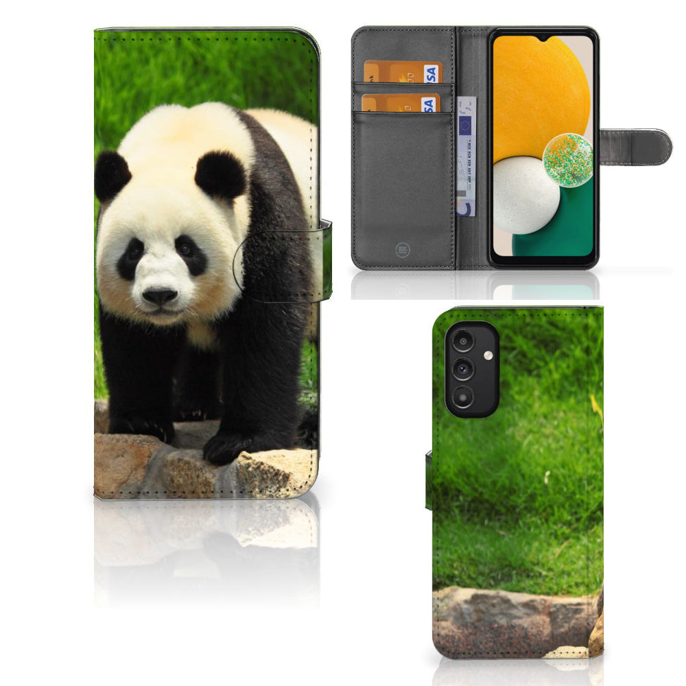 Samsung Galaxy A14 4G Telefoonhoesje met Pasjes Panda met afbeelding van een panda op groene achtergrond.